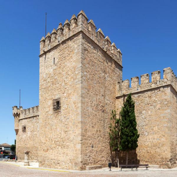 Castillo de Orgaz, del siglo XIV, con su torre del homenaje