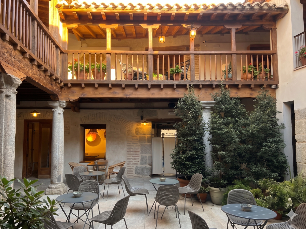 patio tradicional iluminado para eventos al aire libre toledo corporativos y de empresa