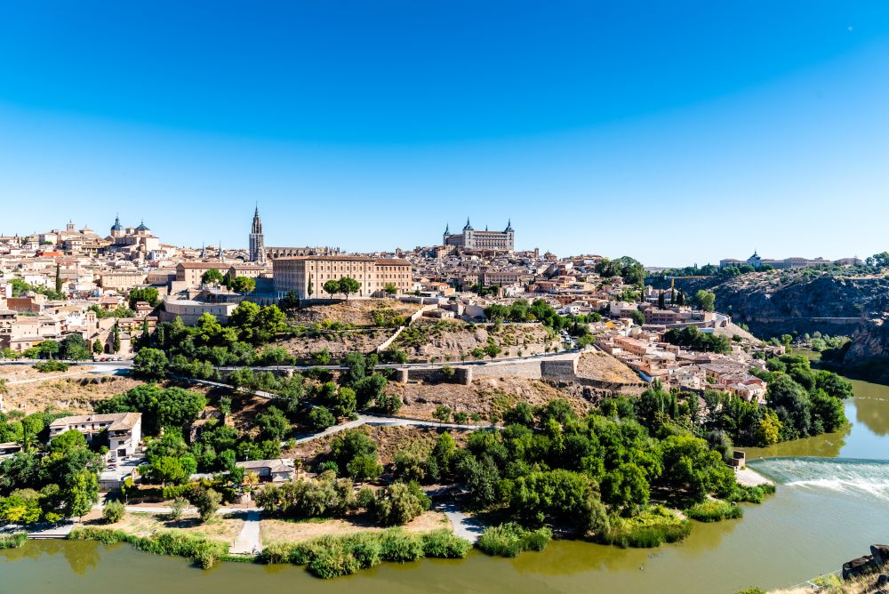 los pueblos medievales toledo con el castillo de consuegra al fondo