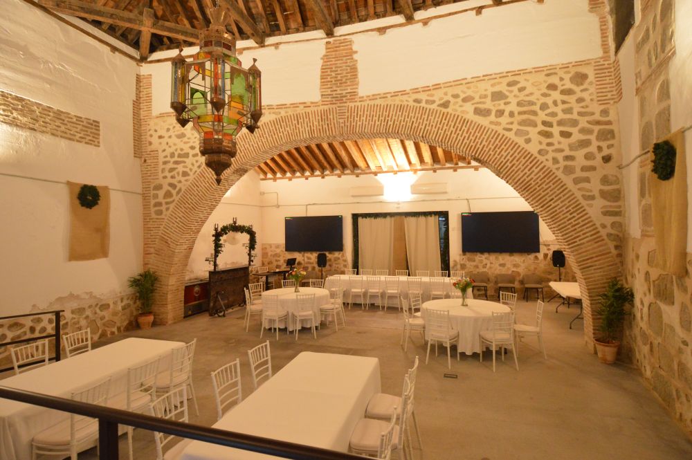 sala de reuniones moderna equipada tecnicamente para eventos de empresa toledo