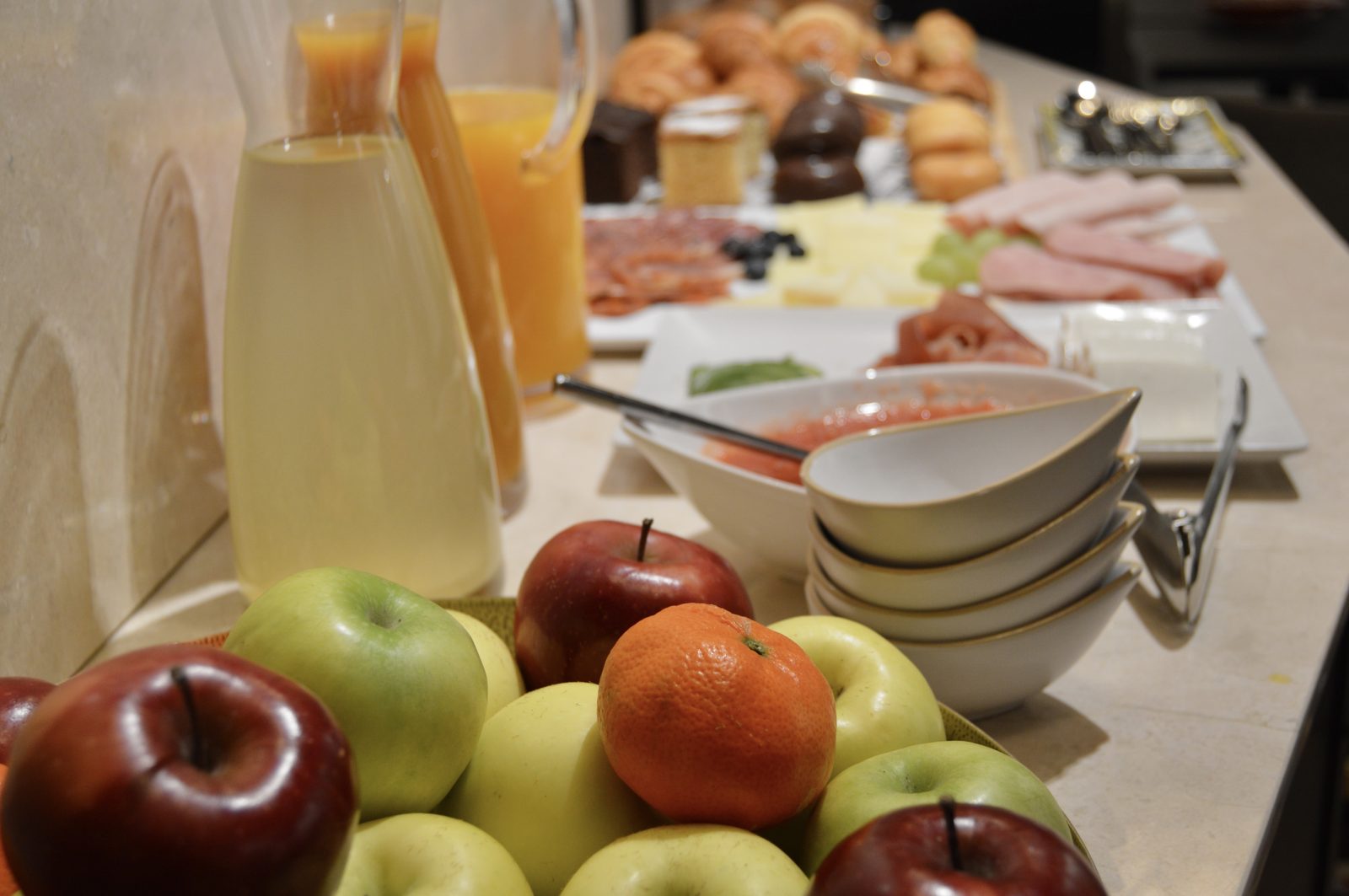 Desayuno del Casón del Conde con fruta, zumos, embutidos y bollería servidos en el buffet