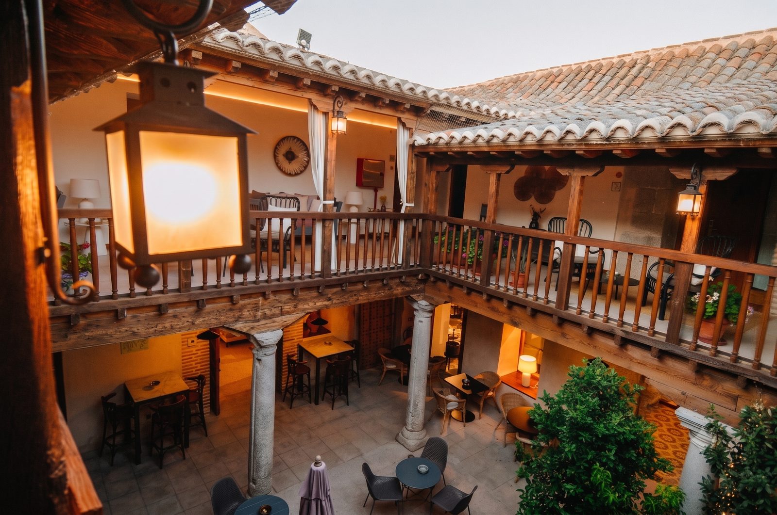 Patio del Casón del Conde iluminado de noche