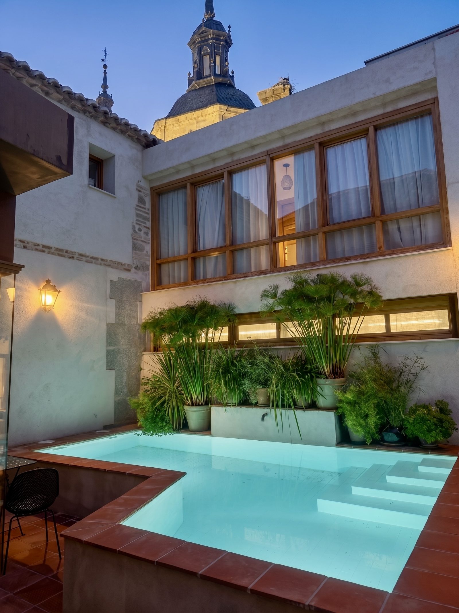 Piscina del Casón del Conde en el patio del edificio del siglo XVII, en Orgaz