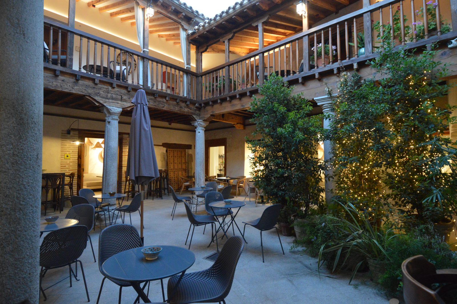 Patio porticado del Casón del Conde con columnas de piedra y balconada de madera