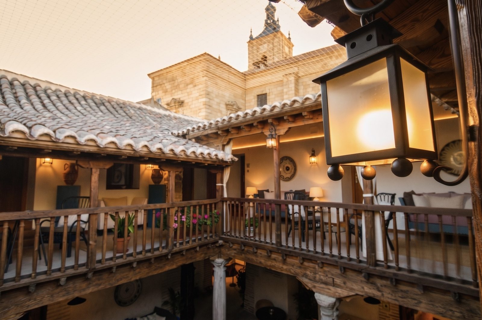 Galería alta del Casón del Conde con farol y balconada de madera