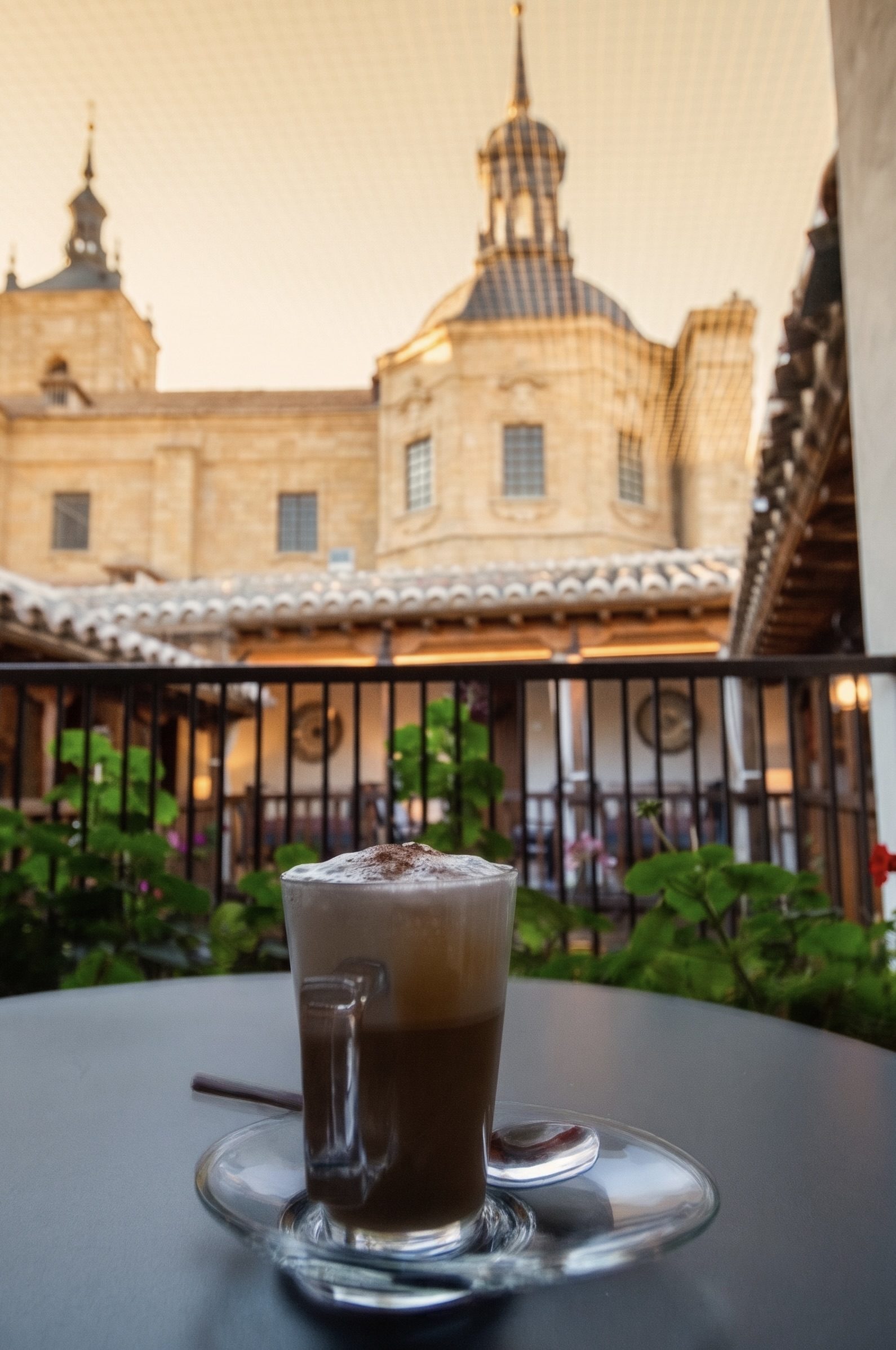 Mesa puesta en la galería alta del Casón del Conde, con la torre de la iglesia de Orgaz al fondo