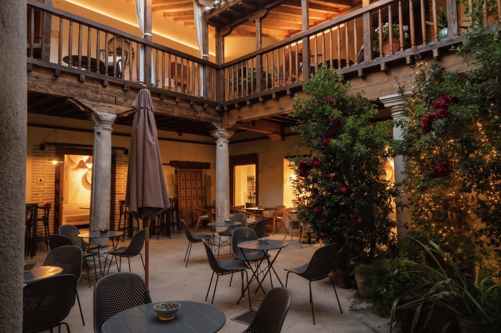 Patio del Casón del Conde iluminado al anochecer, en Orgaz (Toledo)