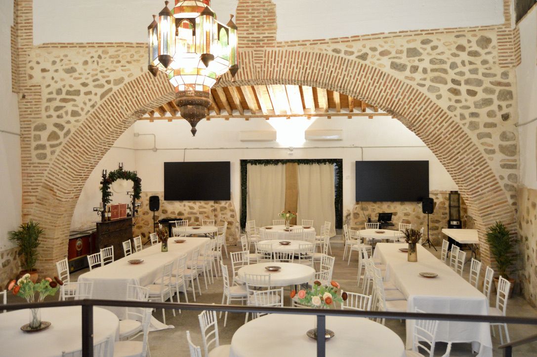 El salón del arco del Casón del Conde, montado para un banquete