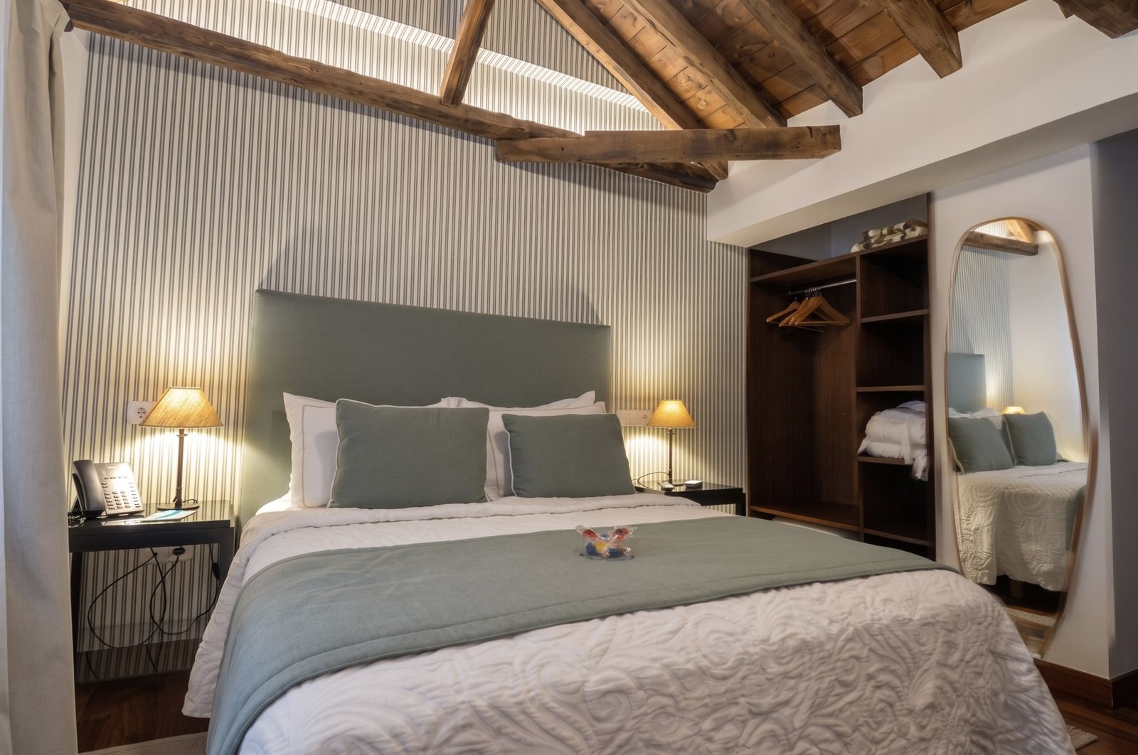 Habitación Deluxe del Casón del Conde, vista general del dormitorio