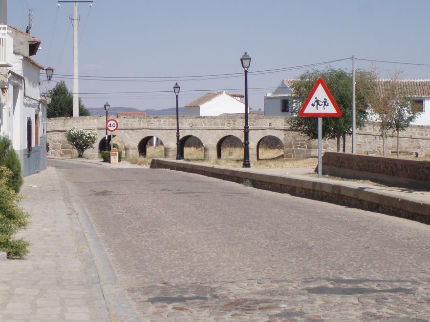 Puente de los Cinco Ojos de Orgaz, mandado construir por Carlos III sobre el arroyo Riánsares