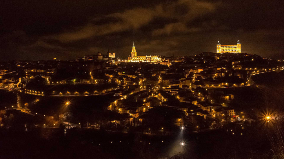 vistas panoramicas iluminadas de la ciudad y el alcazar en toledo de noche