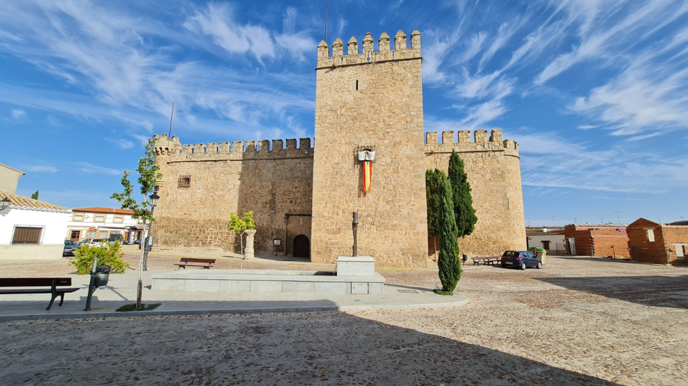 vista exterior del castillo medieval de los condes de orgaz en la provincia de toledo
