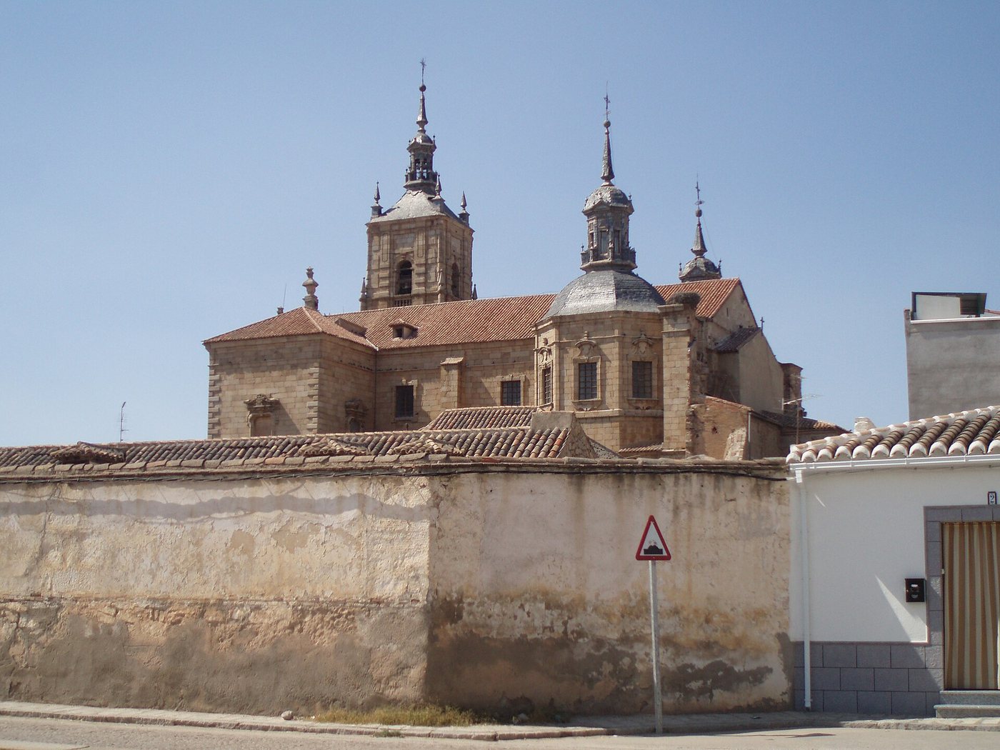 Vista de la iglesia mayor de Orgaz desde la plaza