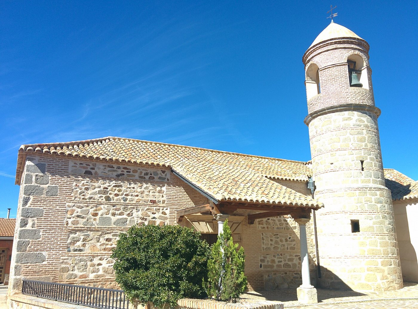 Iglesia de Nuestra Señora de la Asunción de Arisgotas, junto al Museo de Arte Visigodo