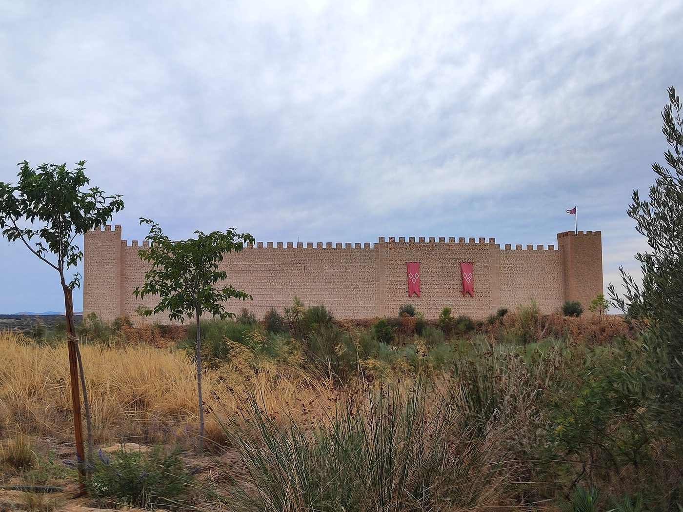 Murallas de Puy du Fou España, junto a Toledo, con el paisaje castellano alrededor
