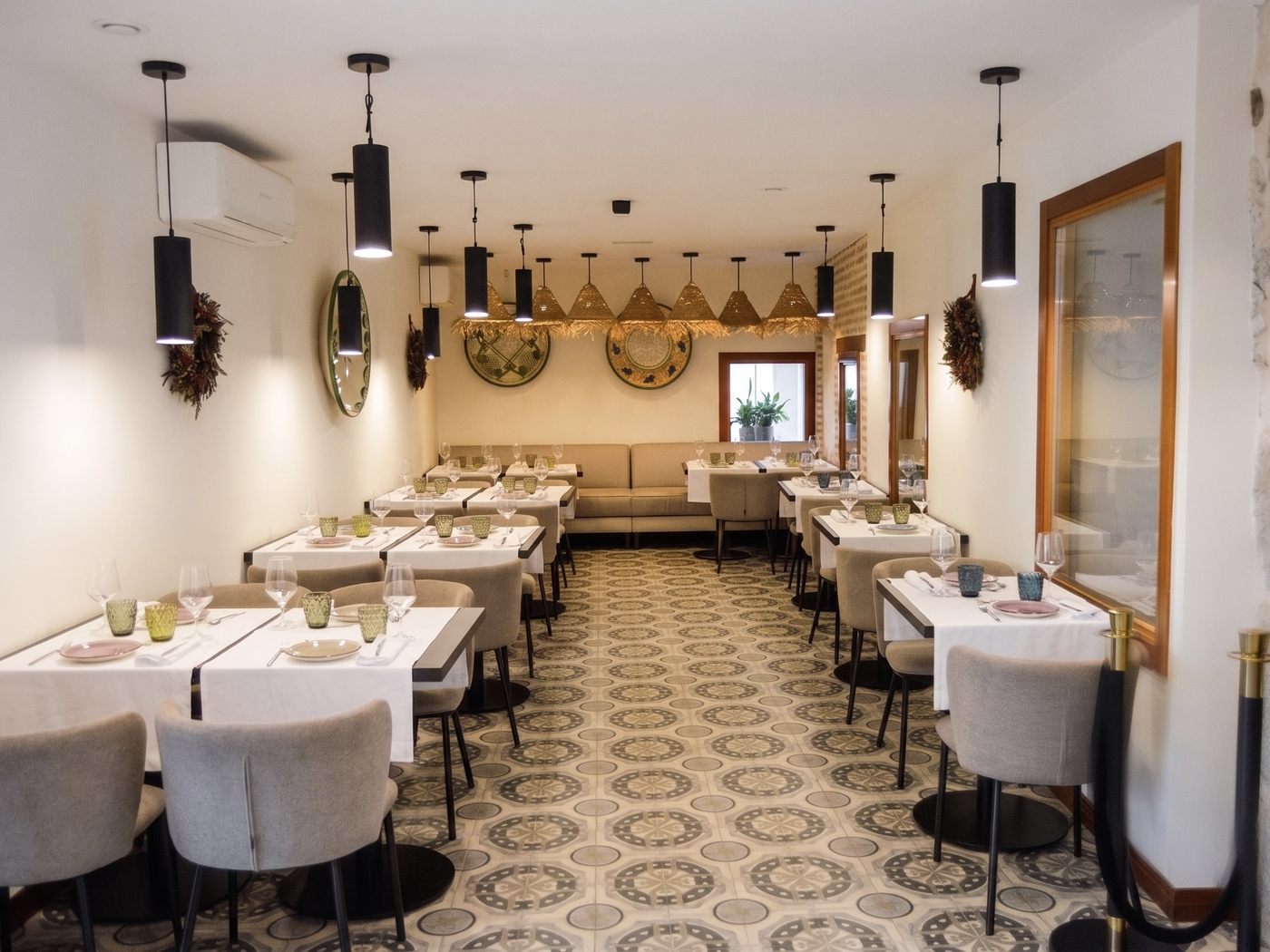 Comedor del Restaurante La Condesa, con las mesas puestas, en el Casón del Conde de Orgaz (Toledo)