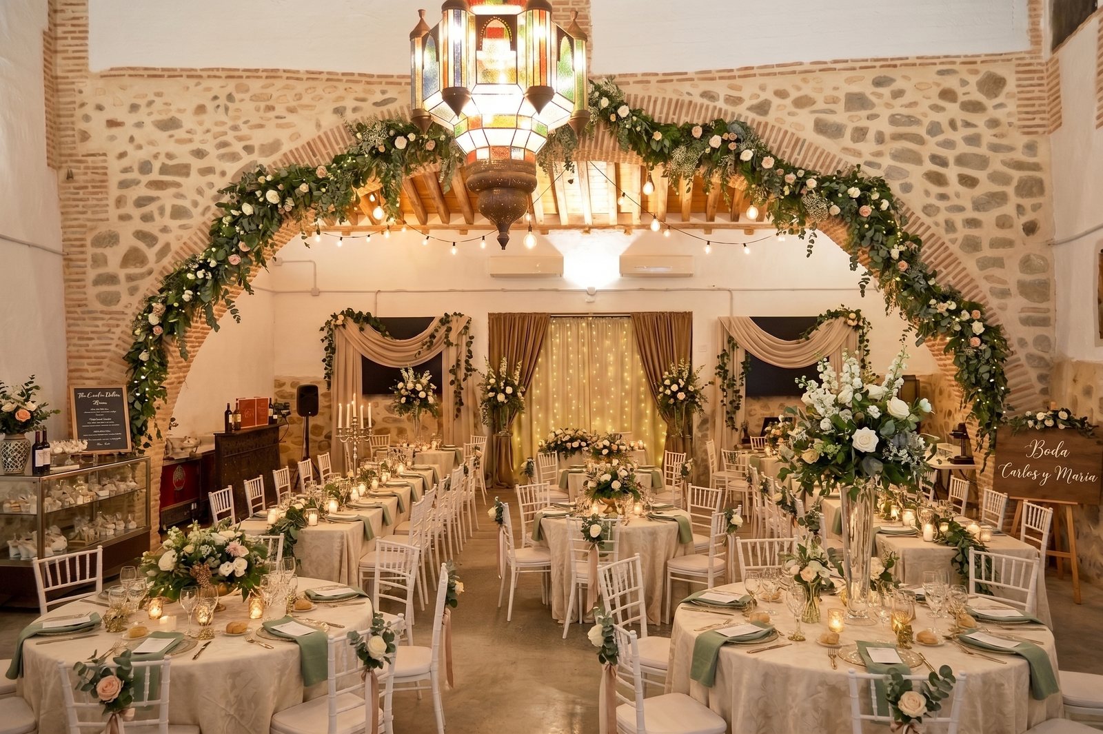 Banquete de boda en el salón del arco del Casón del Conde, bajo el arco de ladrillo y la lámpara de vidrieras