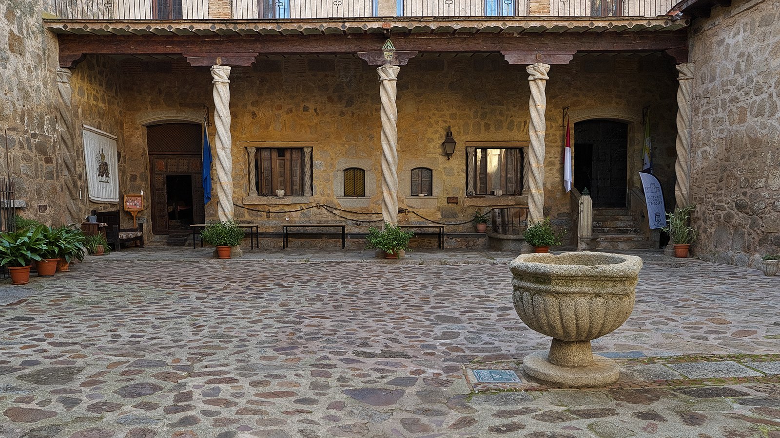 Patio de armas del castillo de Orgaz, con la galería occidental de columnas de granito