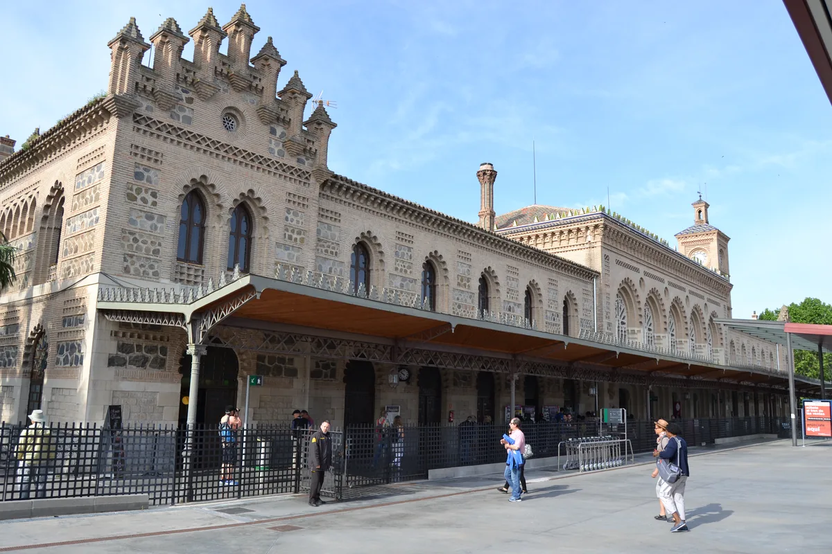 Fachada neomudéjar de la estación de tren de Toledo vista desde el andén