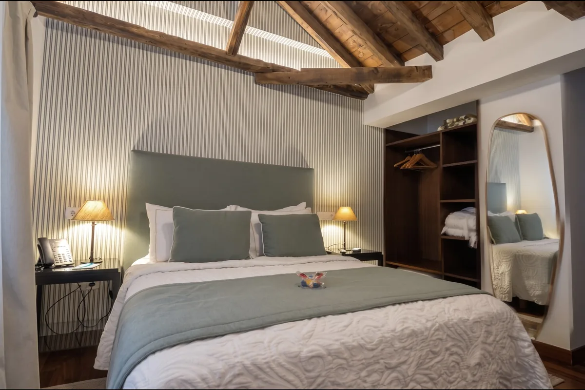 Habitación Deluxe del Casón del Conde, con vigas de madera vistas y cama Queen