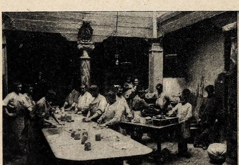 Fotograbado de 1897 de un obrador toledano: una fila de trabajadores amasa mazapán a mano en una mesa larga