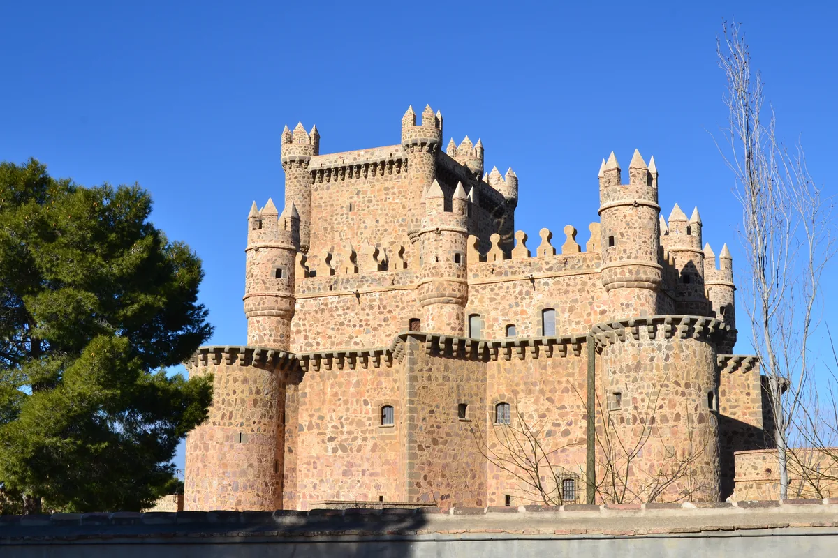 Castillo de Guadamur visto desde la calle, con sus torres y almenas