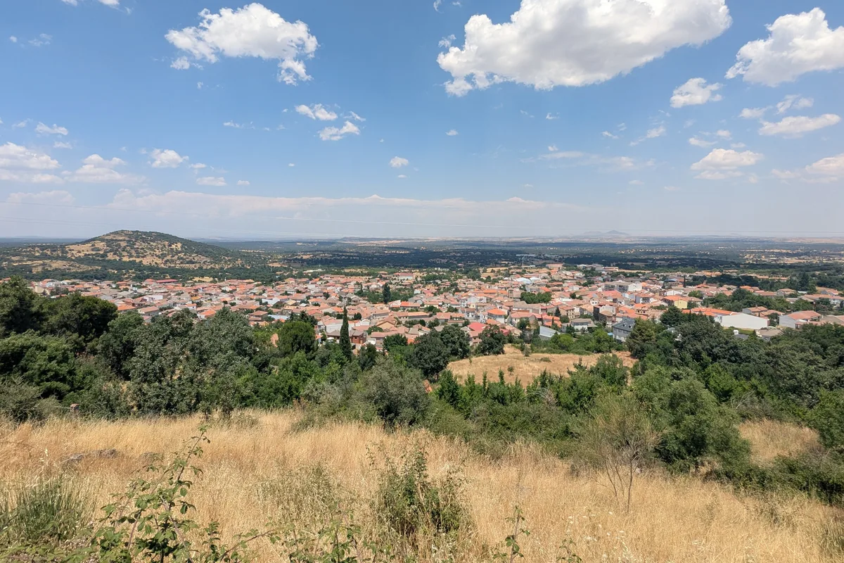 San Pablo de los Montes visto desde la ladera, con la llanura al fondo